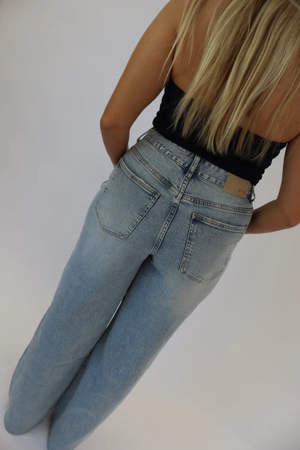 Noa • Flare High-Waist Double Buttom Jeans